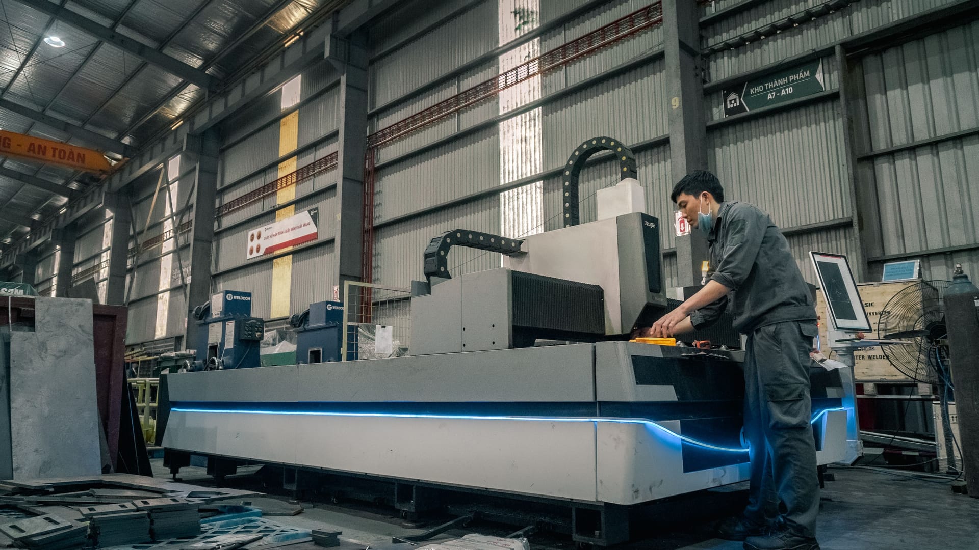 Operator przy maszynie CNC w hali produkcyjnej